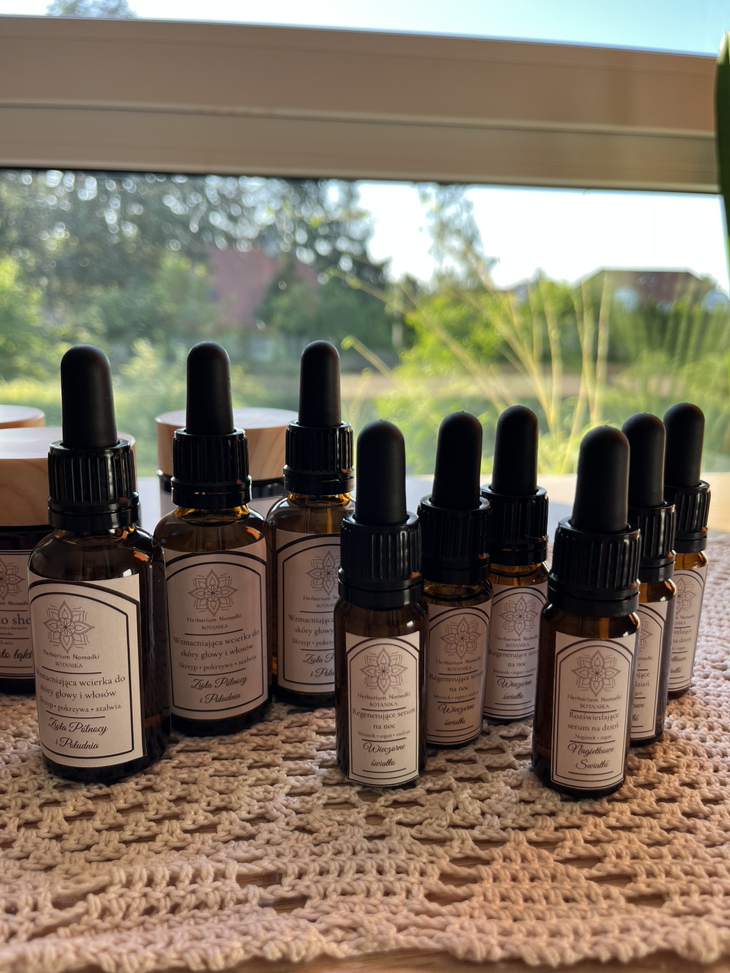 Butelki serum i olejków ziołowych Herbarium Nomadki